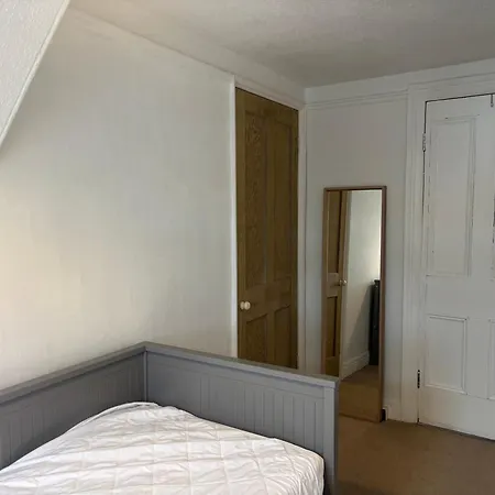 Spacious Cosy 2 Bed Flat In The Heart Of Headingley